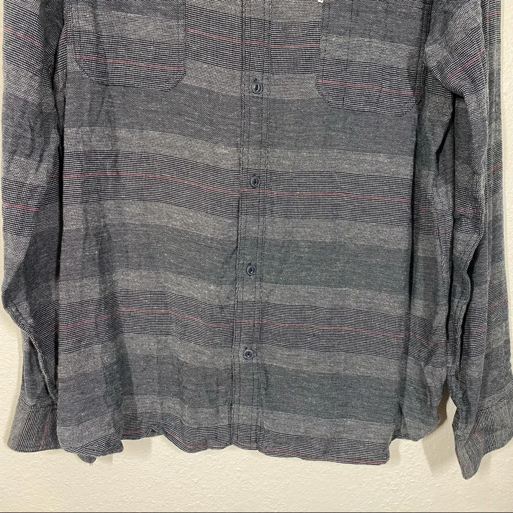 Levi’s Men’s standard fit blue striped long sleeve button down shirt